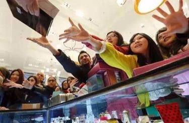 日女同事的屄中国人依然爱赴日旅游 消费已由爆买转向网购